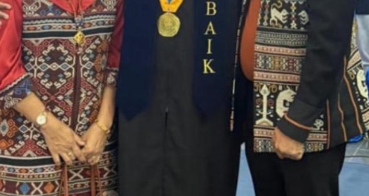 Keren, Putera NTT Jadi Lulusan Terbaik Sarjana Teknik Perkapalan Universitas Hang Tuah Surabaya